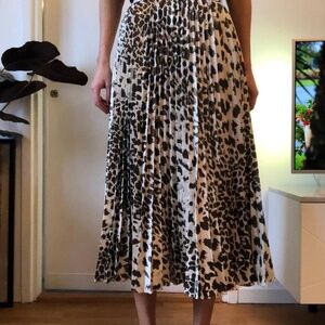 NWT Women's Vestique Pleated Maxi Skirt Leopard Cheetah Animal Print Size LARGE